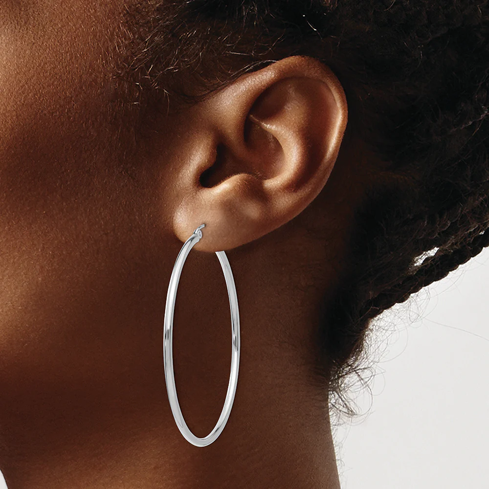 Pendientes de aro de tubo de 2 mm pulido en oro blanco de 10 quilates - Image 3