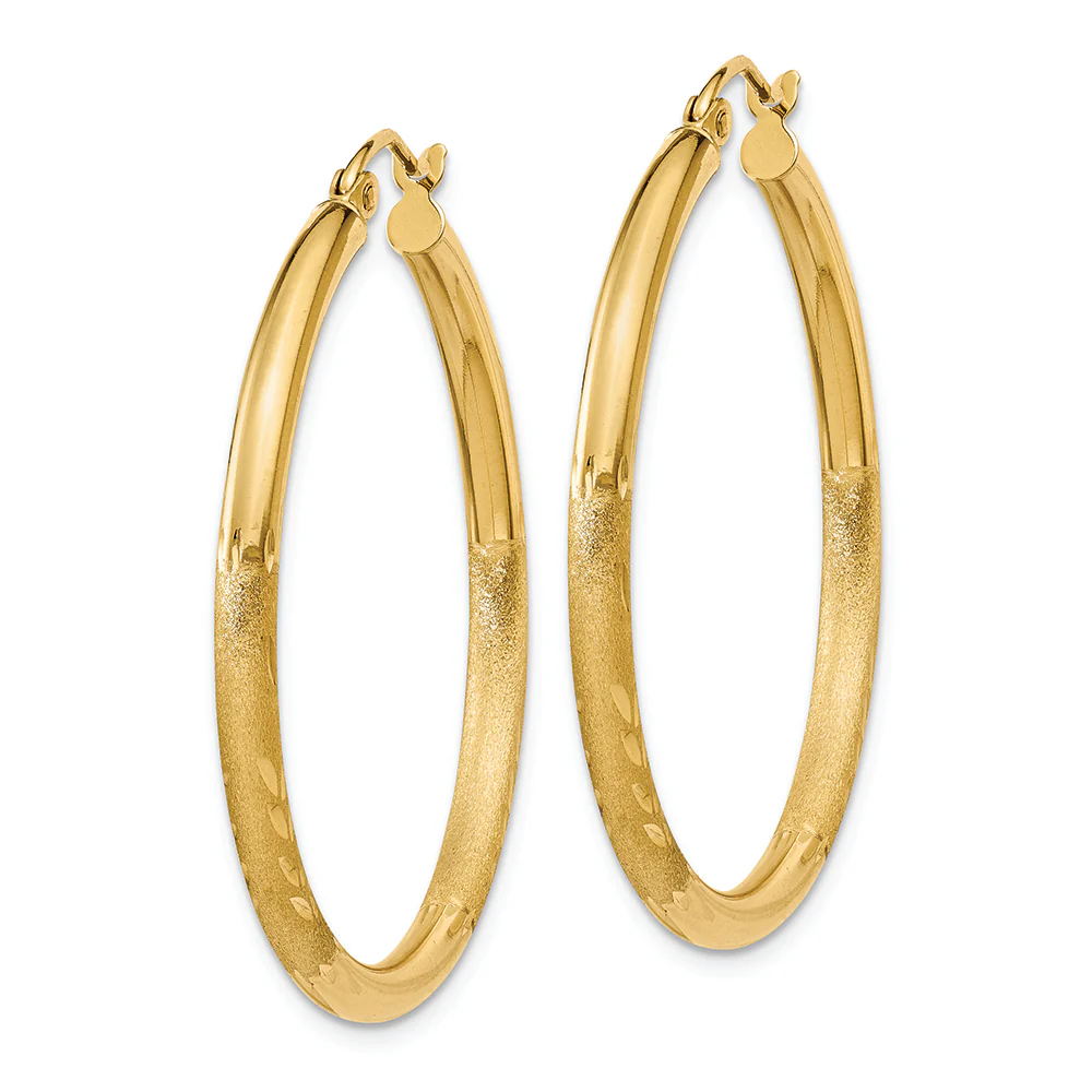 Aretes Tipo Argolla Redondos de 2.5 mm con Talla de Diamante y Satén en Oro de 14k - Image 2