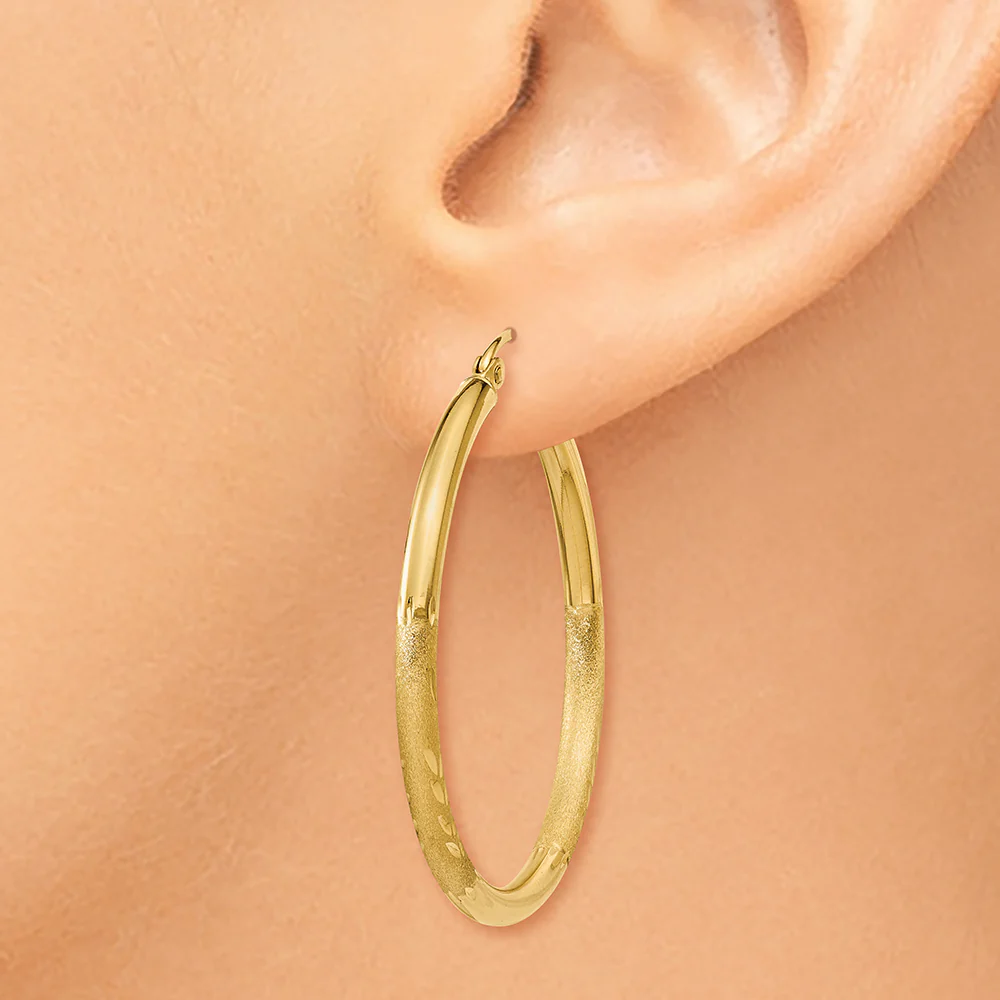 Aretes Tipo Argolla Redondos de 2.5 mm con Talla de Diamante y Satén en Oro de 14k - Image 3