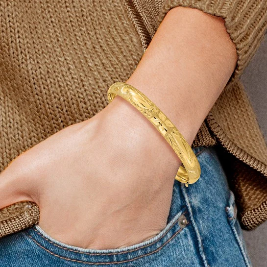 Brazalete Bangle Oversized 14K Oro Amarillo Cortado con Láser y Bisagra de 8 mm - Image 3