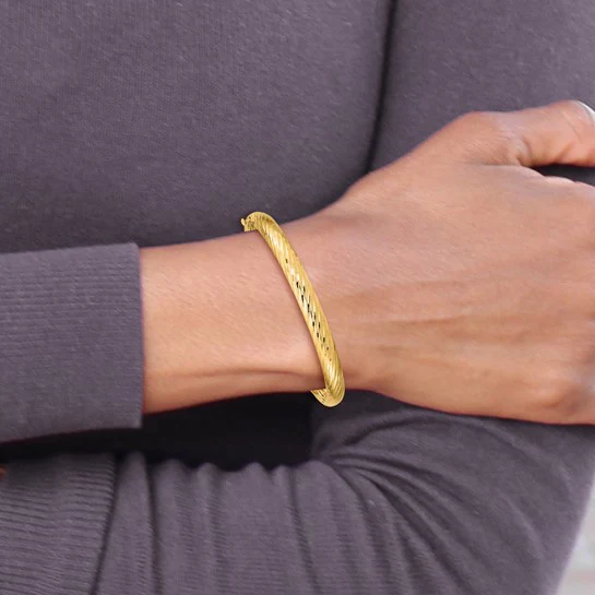 Brazalete Bangle Infantil 14K Oro Amarillo con Textura y Bisagra - Image 4