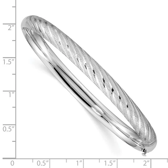 Brazalete Bangle Hingido en Oro Blanco 14K Texturizado con Corte Diamante y Torcido - Image 4