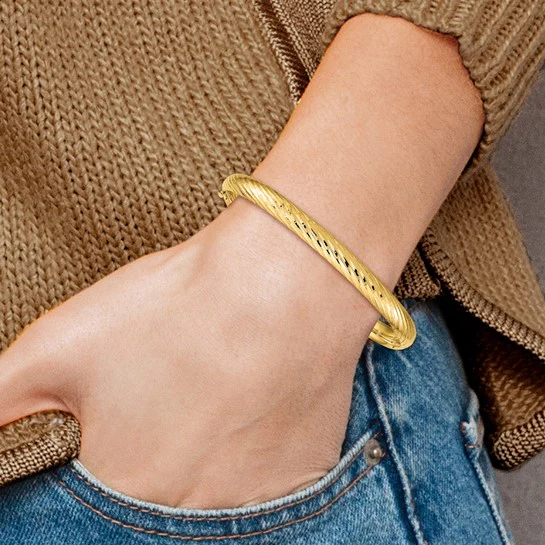 Pulsera Bangle de Oro Amarillo de 14k, 4/16", con Textura y Bisagra - Image 4