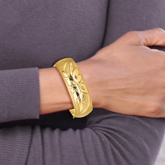 Pulsera Rígida Articulada de Oro Amarillo de 14k con Grabado Florentino - Image 4