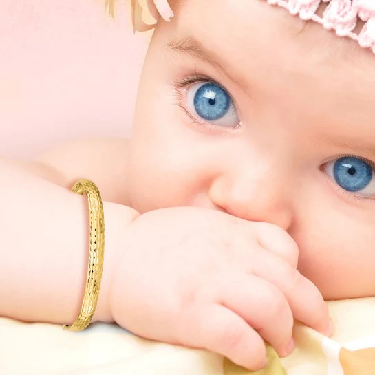 Pulsera Brazalete Infantil con Bisagra Madi K de 14k – Corte Diamante, Pulido, 5 mm - Image 4