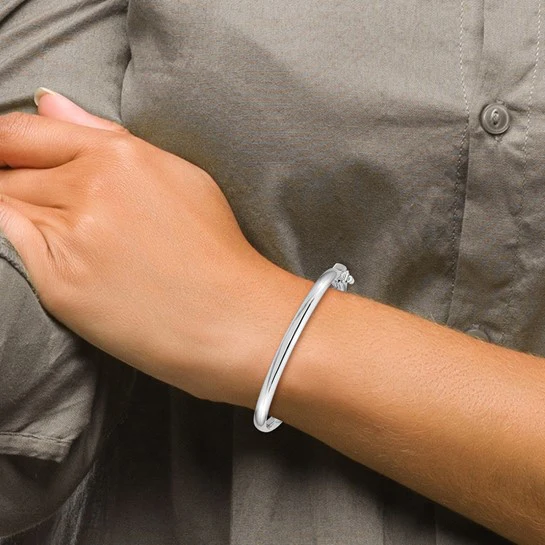 Pulsera Brazalete para Bebé de 14k en Oro Blanco Pulido con Bisagra y Cierre de Seguridad - Image 4