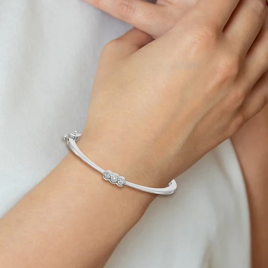 Pulsera Bangle 14k Oro Blanco con Diamantes y Cierre de Bisagra - Image 3