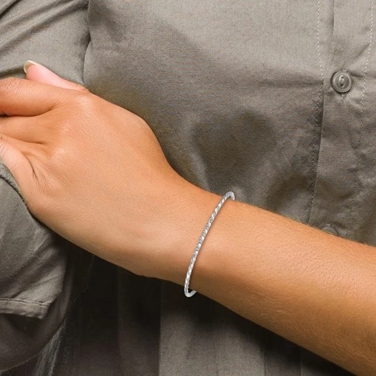 Brazalete Slip-on Torcido en Oro Blanco de 14k de 2.5mm - Image 4