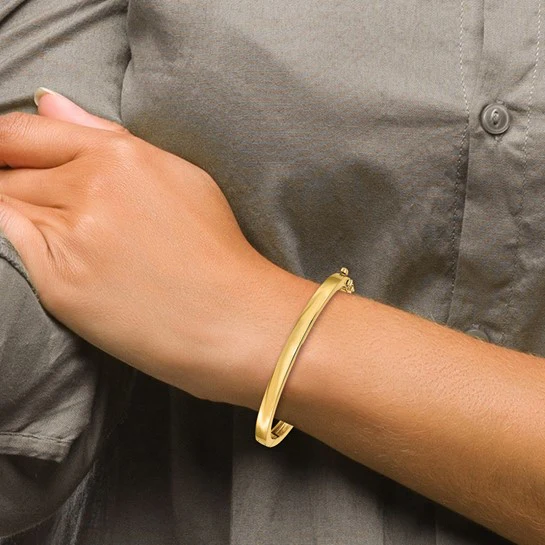 Brazalete Ovalado con Bisagra de Oro Amarillo 14K – Pulido, Sólido, 5.3 mm - Image 4