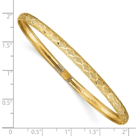  Brazalete Ovalado Flexible de Oro Amarillo 14K – Diseño Hexagonal, Corte Diamantado, 4.5 mm - Image 3