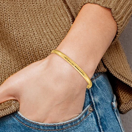 Brazalete con Bisagra en Oro Amarillo de 14K con Textura Martillada (4.75mm) - Image 4