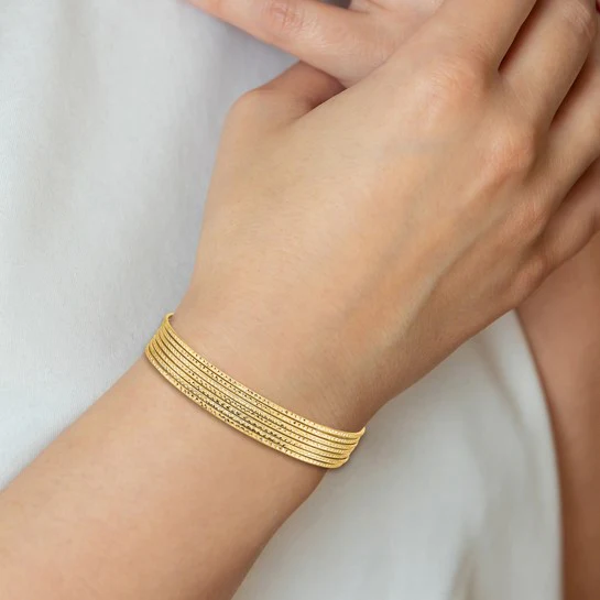 Set de 7 Pulseras Bangle Texturizadas en Oro Amarillo de 14k con Corazón Colgante - Image 4