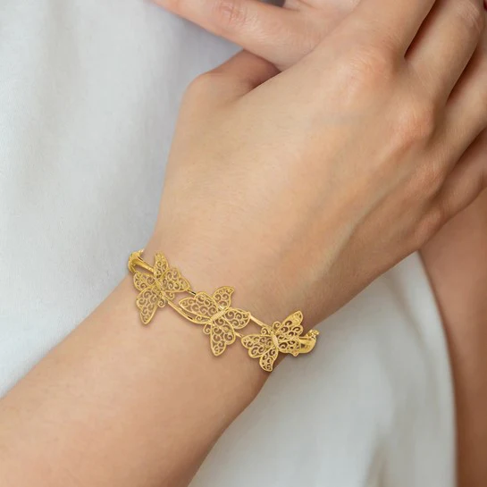 Brazalete Bangle con Mariposa de Filigrana 14K Oro Amarillo con Bisagra - Image 4