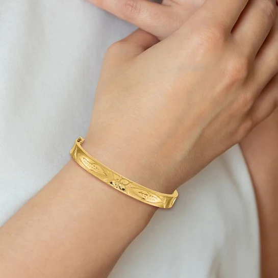 Brazalete Articulado Oversize Cóncavo con Corte de Diamante en Oro Amarillo de 14K (5/16") - Image 4