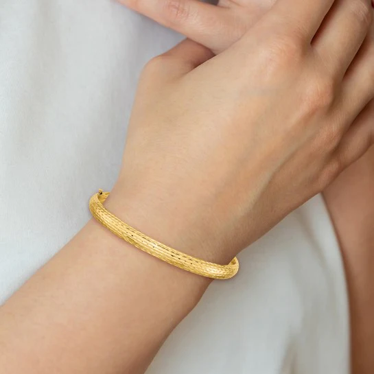 Pulsera Bangle con Corte Diamante de 14k y Bisagra Fancy - Image 4