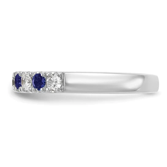 Banda Completa en Oro Blanco de 14k con 1/2 Quilate de Diamantes Creados en Laboratorio (Claridad VS/SI+ y Color G+) y Zafiros Azules Creados en Laboratorio. - Image 3