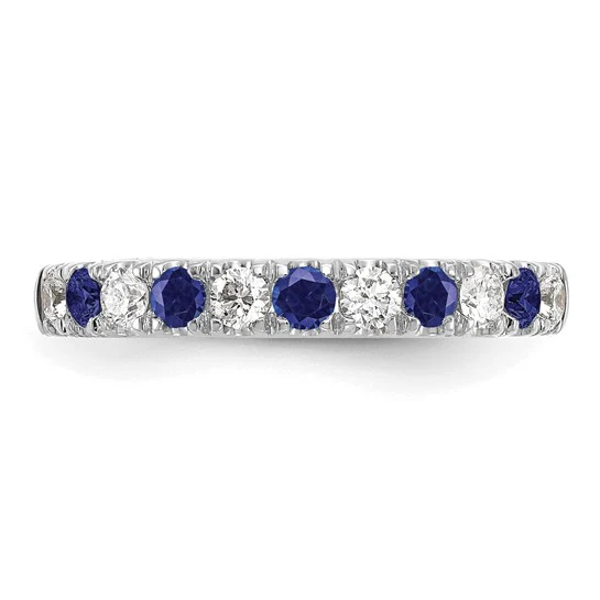 Banda Completa en Oro Blanco de 14k con 1/2 Quilate de Diamantes Creados en Laboratorio (Claridad VS/SI+ y Color G+) y Zafiros Azules Creados en Laboratorio. - Image 4