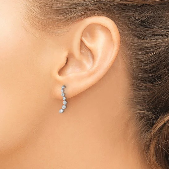 Aretes de Poste con Diamantes Graduados en Oro Blanco de 14k - Image 4