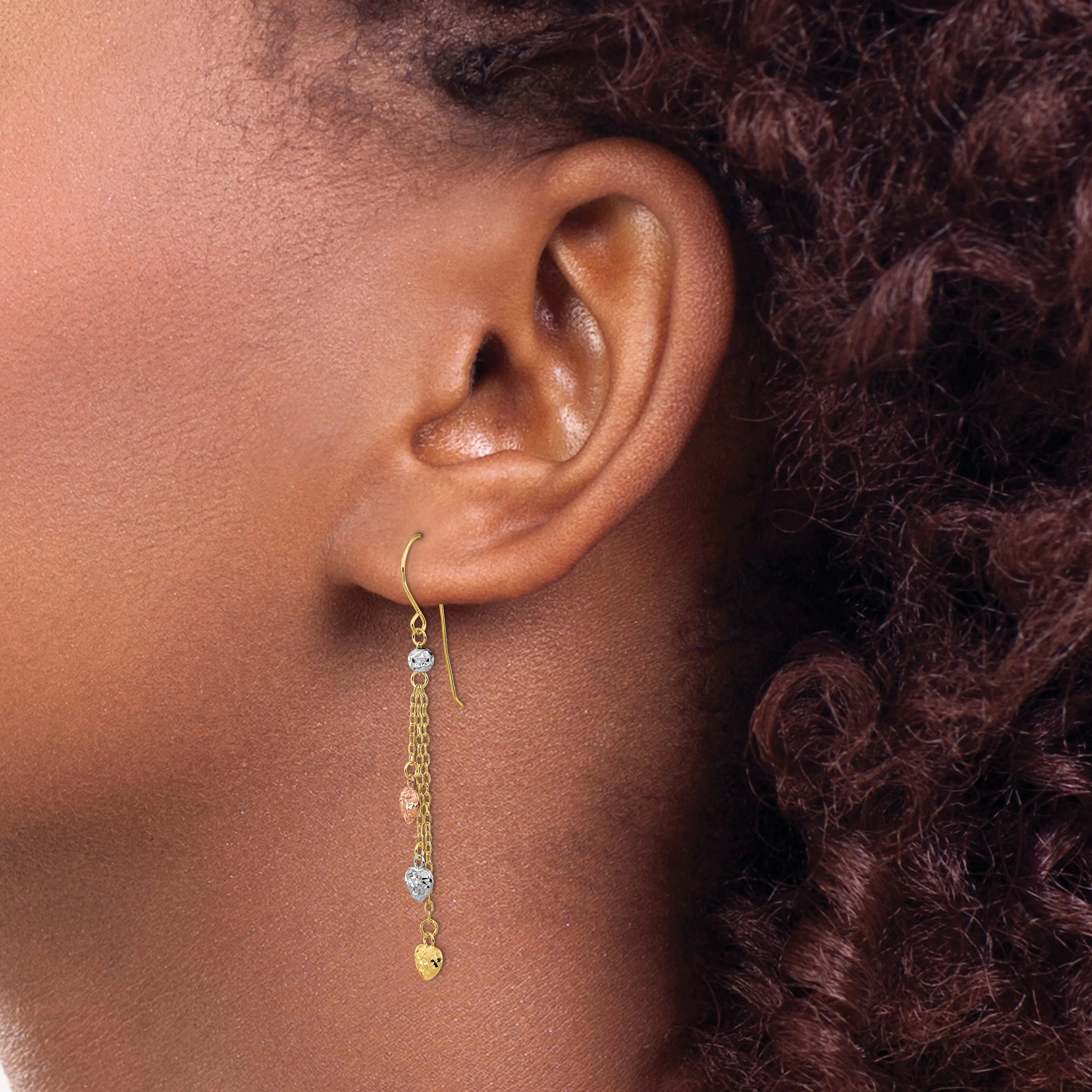 Aretes Colgantes de Triple Corazón en Oro de 14k Tricolor con Corte Diamante y Gancho Pastor - Image 4