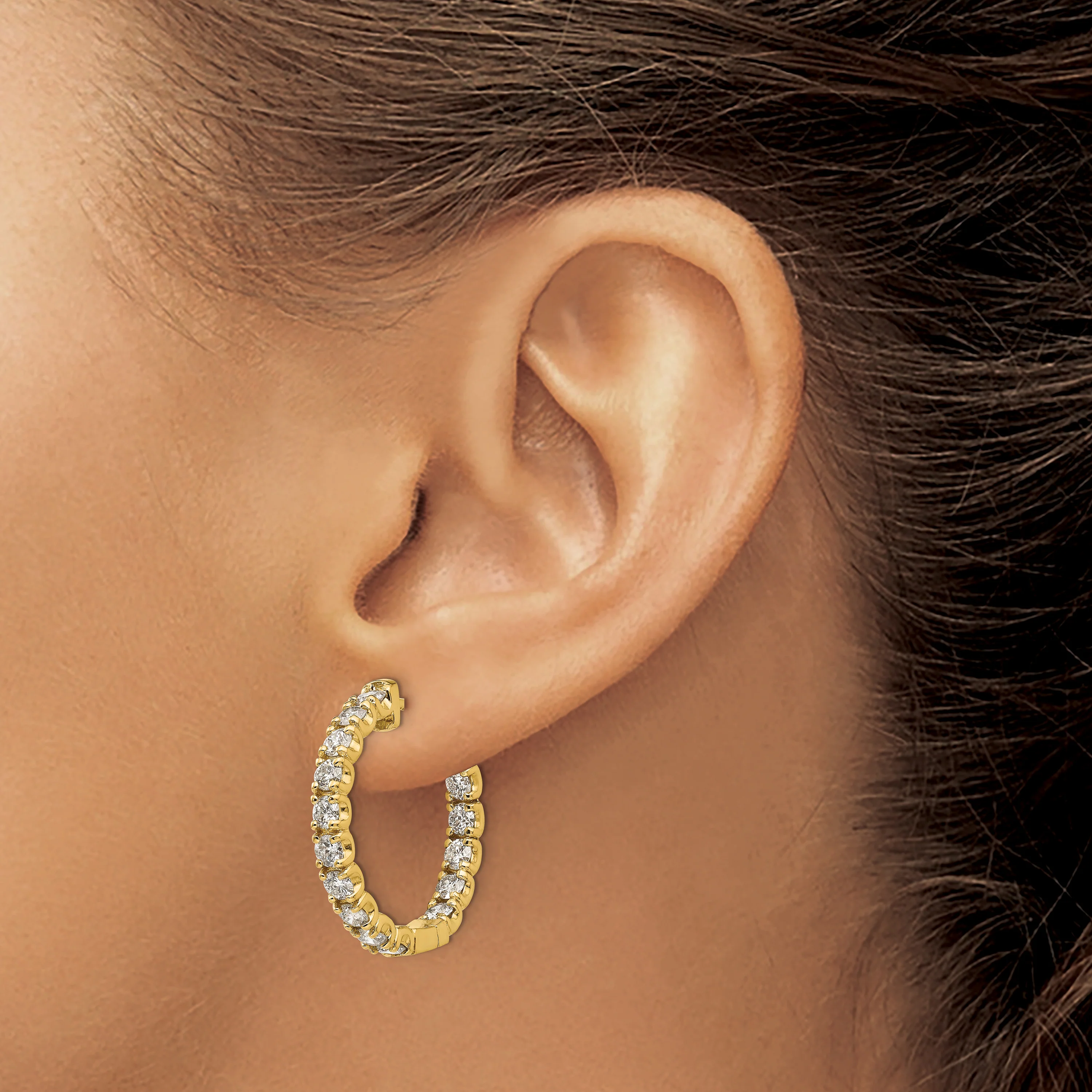 Aretes Aros In & Out con Diamantes Cultivados en Laboratorio de 2 3/4 Quilates y Cierre de Seguridad Patente en Oro de 14k - Image 3
