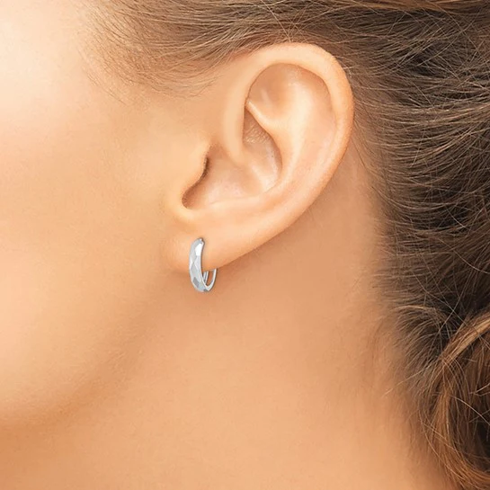 Pendientes de Aro con Bisagra en Oro Blanco de 14k Facetado Pulido de 3x15mm - Image 4