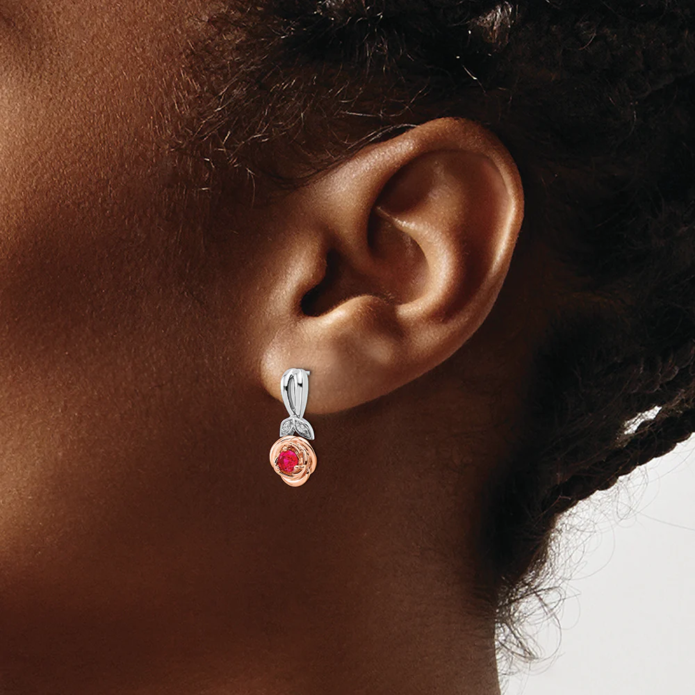 Pendientes de Oro de 14k en Dos Tonos con Rubíes y Diamantes en Forma de Flor - Image 4