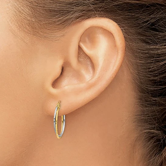 Pendientes de Aro Trenzado Cortado a Diamante en Oro Amarillo y Blanco de 14K - Image 4