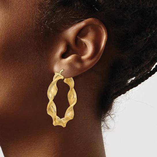 Pendientes de Aro Torcido Pulido y Satinado Griego en Oro Amarillo de 14K - Image 4