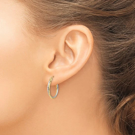 Pendientes de Aro Trenzado Cortado a Diamante de 10K en Dos Tonos - Image 3
