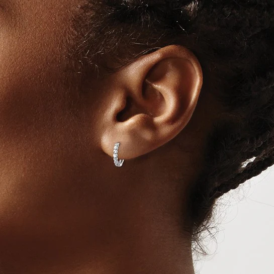 Pendientes de Aro con Bisagra en Oro Blanco de 14k Corte Diamante de 2x12mm - Image 4