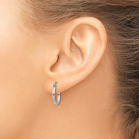 Aretes de Aro Livianos en Oro Blanco de 14k Pulidos con Tubo de 2x15 mm - Image 4