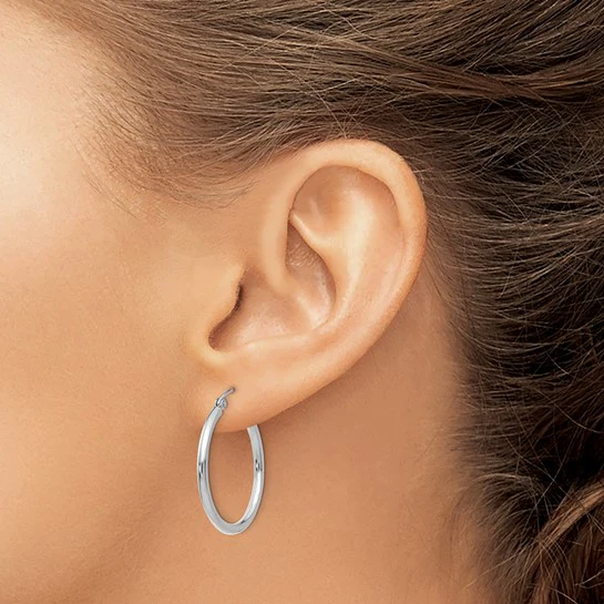 Aretes de Aro Livianos en Oro Blanco de 14k Pulidos con Tubo de 2x25 mm - Image 3