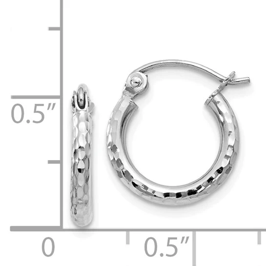 Aros de Tubo Redondo con Corte Diamante en Oro Blanco de 14k (2mm x 13mm) - Image 4