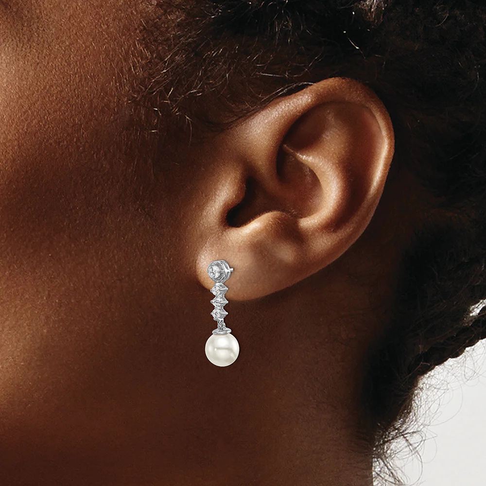Pendientes de Oro Blanco de 14k con Perla de Agua Dulce Cultivada y Diamantes - Image 3