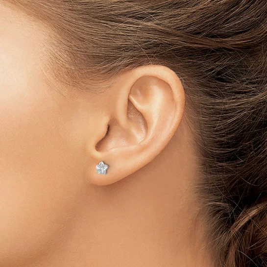 Pendientes de botón en Oro Blanco de 14k con Flor Plumeria - Image 4